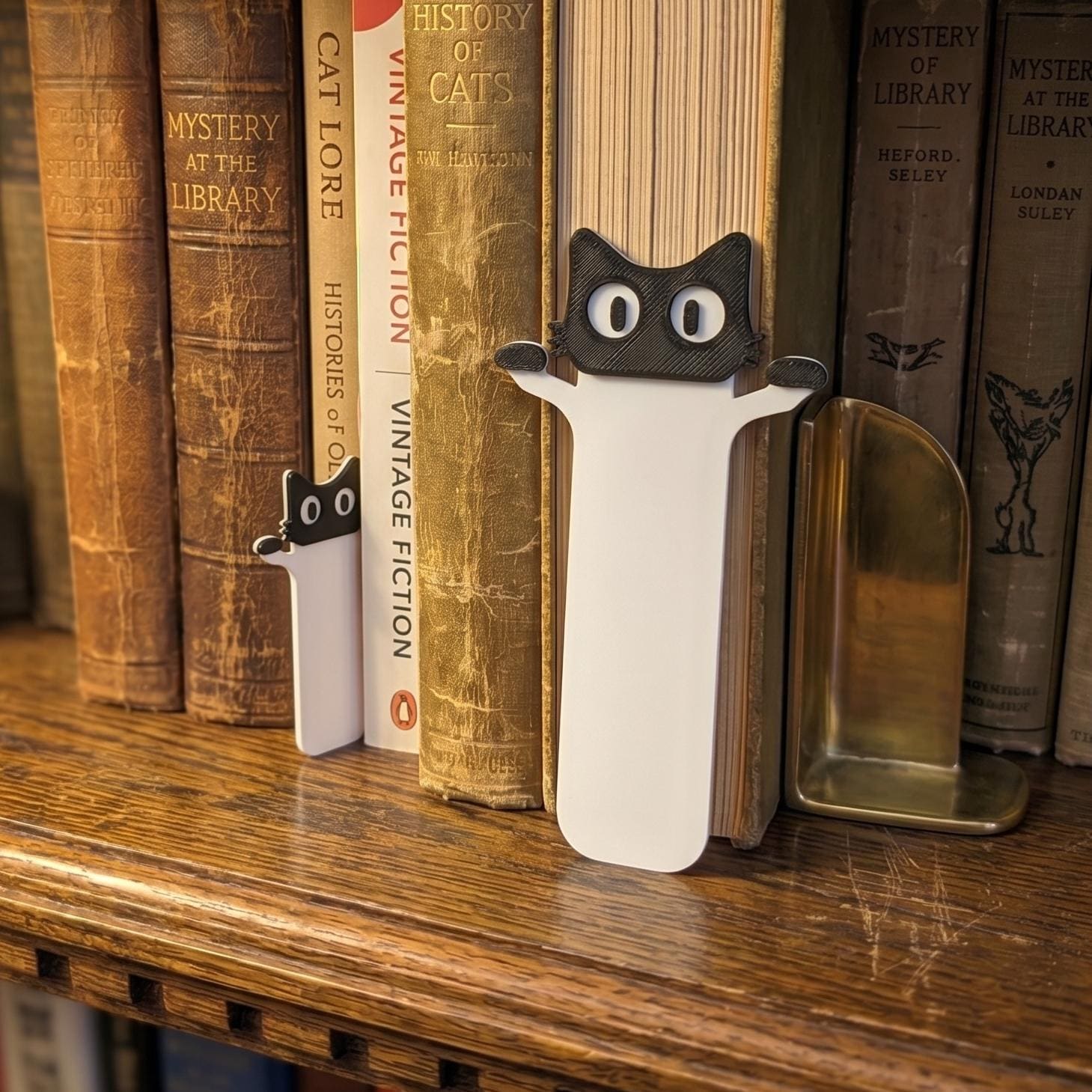 3D Printed Peeping Cat Bookmark - Cute Black and White Kitty Page Holder - Minimalist Bookish Gift for Cat Lovers