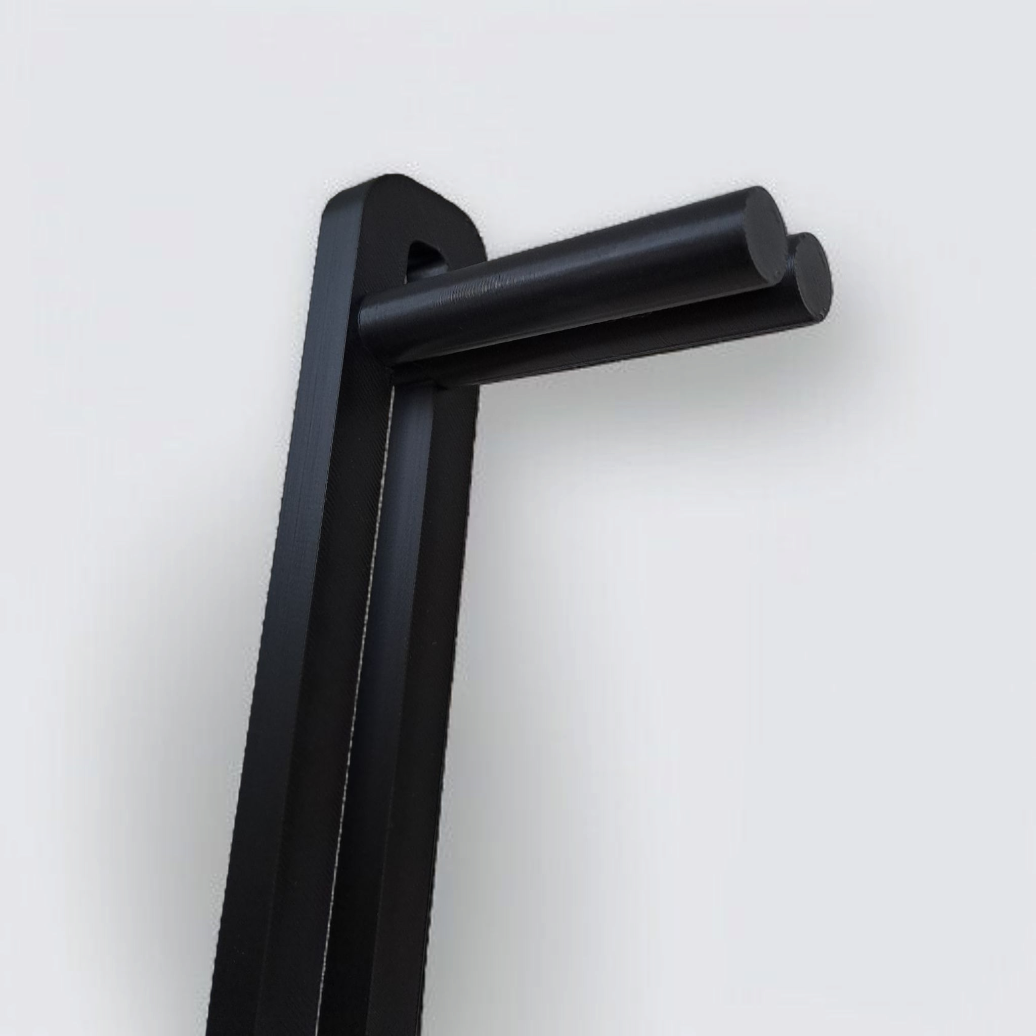 Ergonomic headphone hanger for desks and studios.