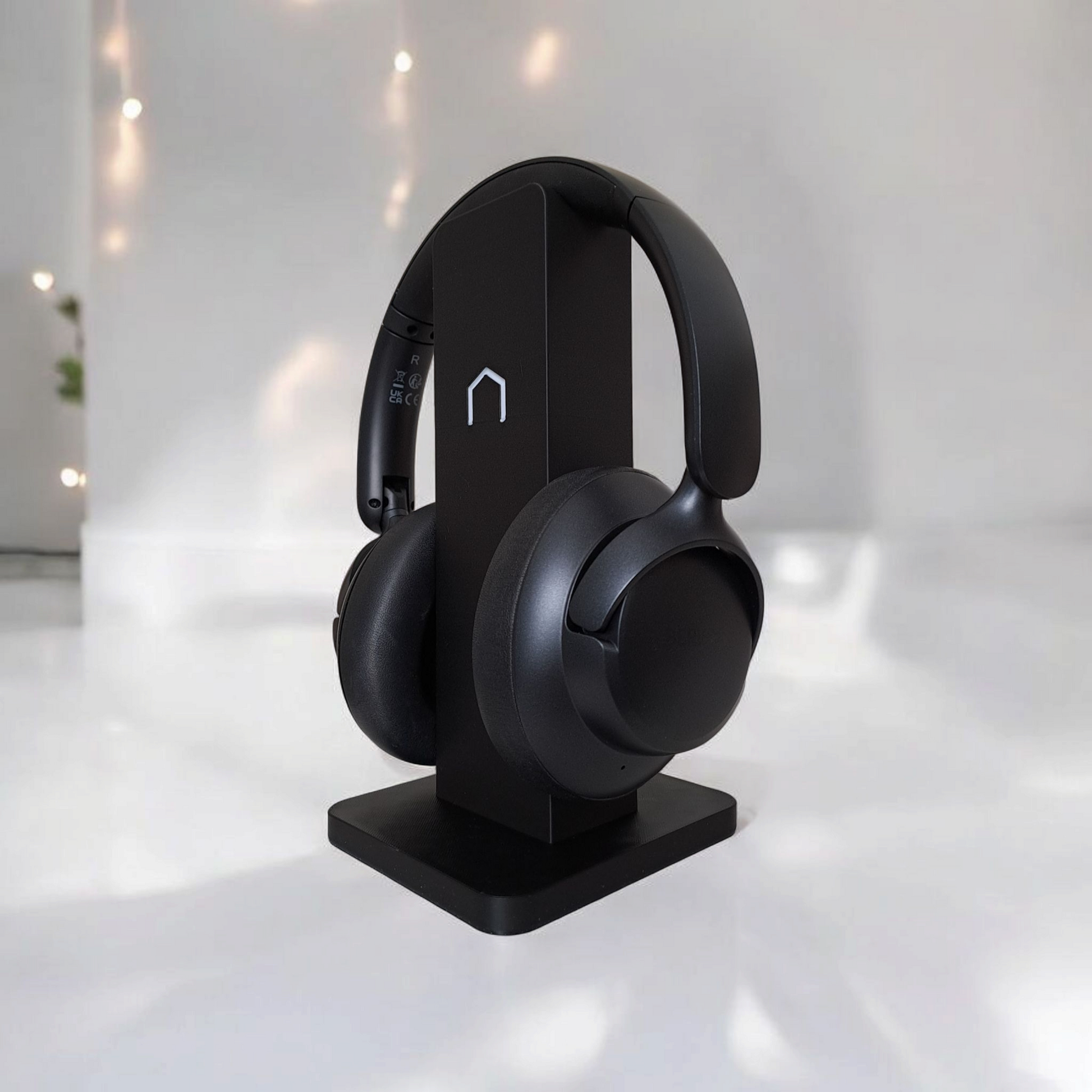 Minimalist headphone holder supporting a gaming headset in a desk setup