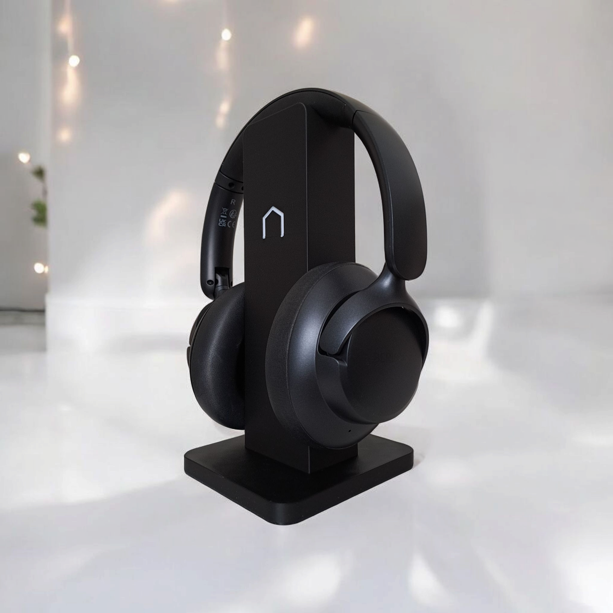 Minimalist headphone holder supporting a gaming headset in a desk setup